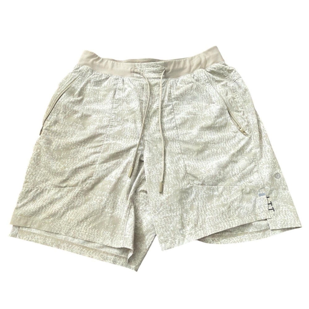 Lululemon License To Train LTT Shorts Mens Medium Tan White Print 7 Inch Inseam